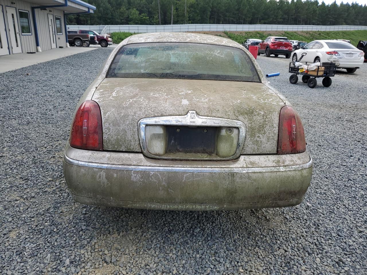 2000 Lincoln Town Car Signature VIN: 1LNHM82W7YY799923 Lot: 65882375