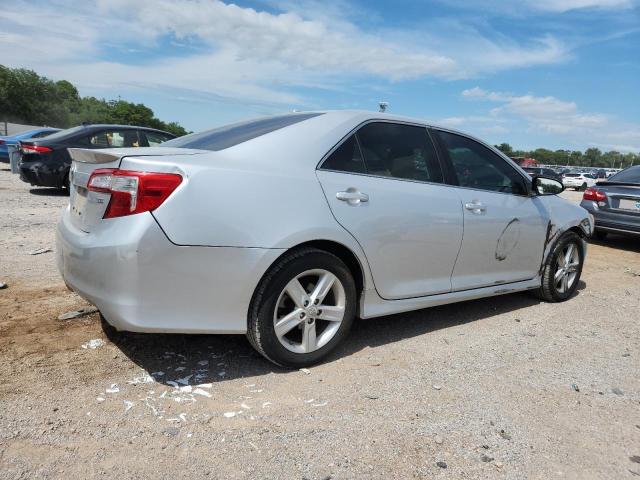 Sedans TOYOTA CAMRY 2013 Srebrny