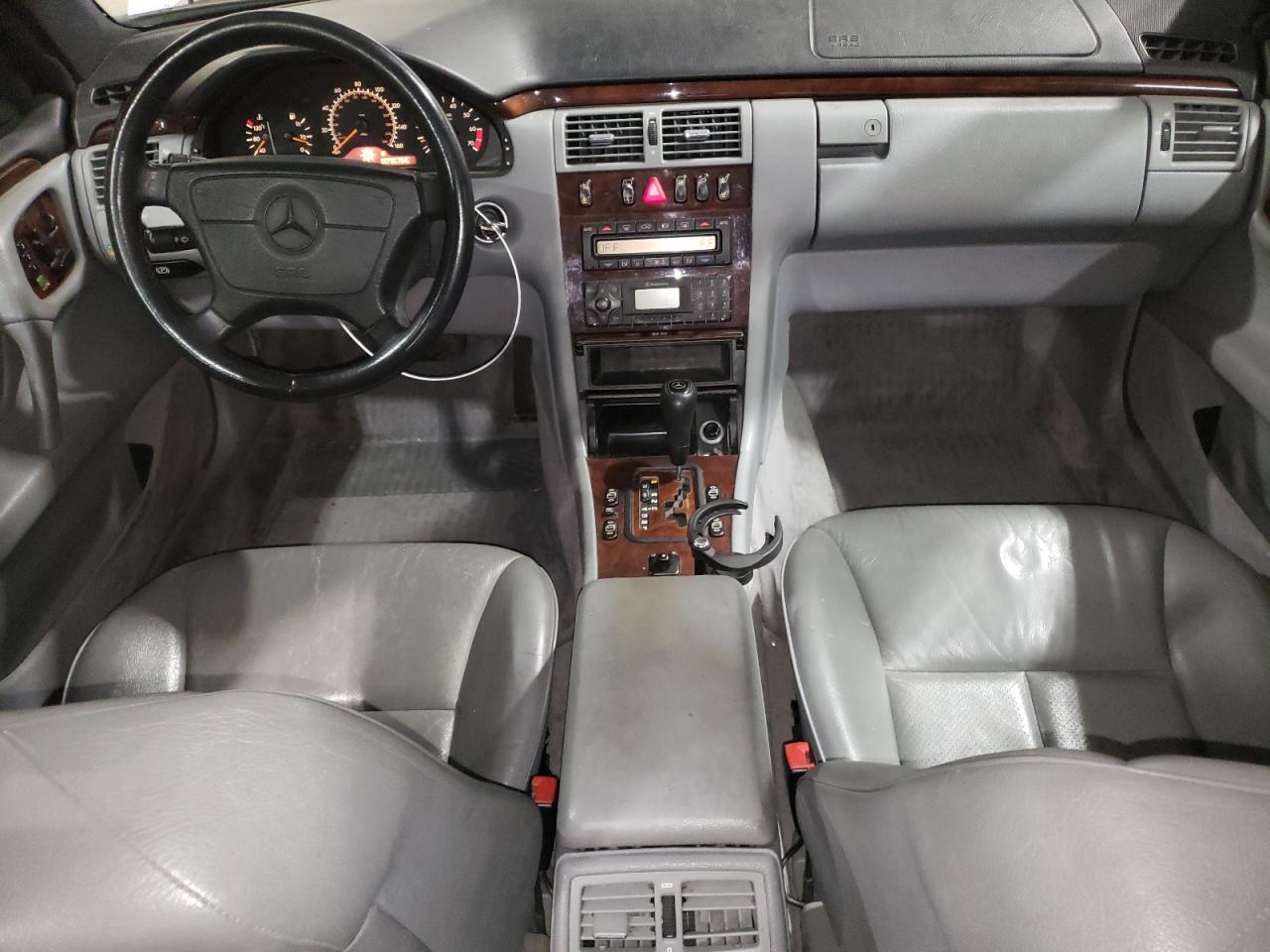 1999 Mercedes-Benz E 320 4Matic VIN: WDBJH82F2XX018867 Lot: 63272055