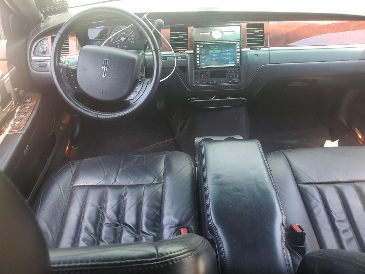 2005 Lincoln Town Car Executive L VIN: 1LNHM84W45Y619127 Lot: 64552345