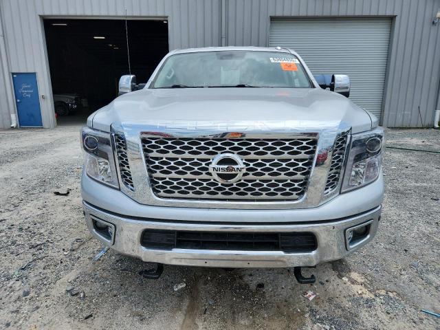  NISSAN TITAN 2016 Srebrny