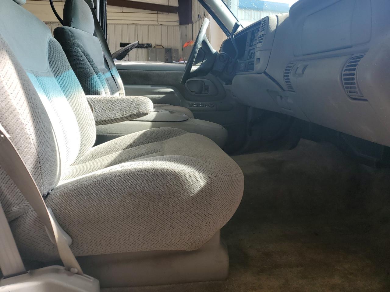 1999 Chevrolet Suburban K1500 VIN: 3GNFK16R2XG262390 Lot: 63111345