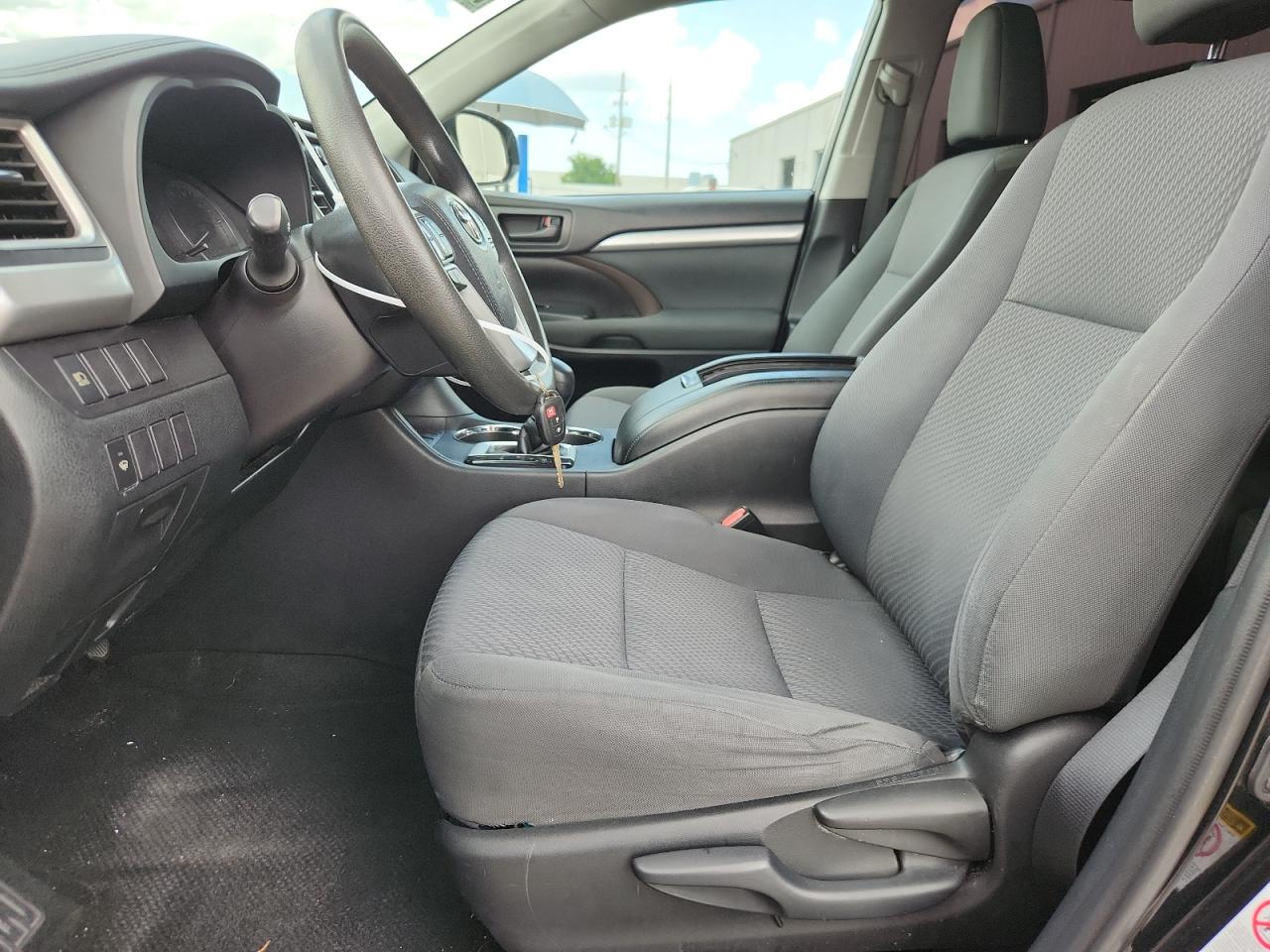 2019 Toyota Highlander Le VIN: 5TDZZRFHXKS304712 Lot: 64381895