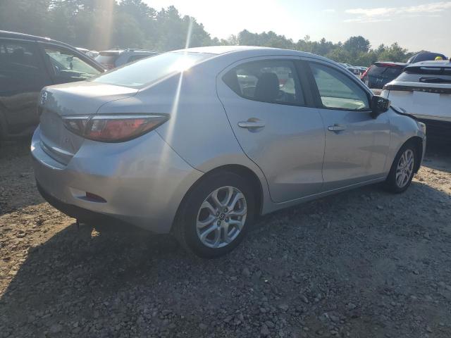  TOYOTA YARIS 2017 Srebrny