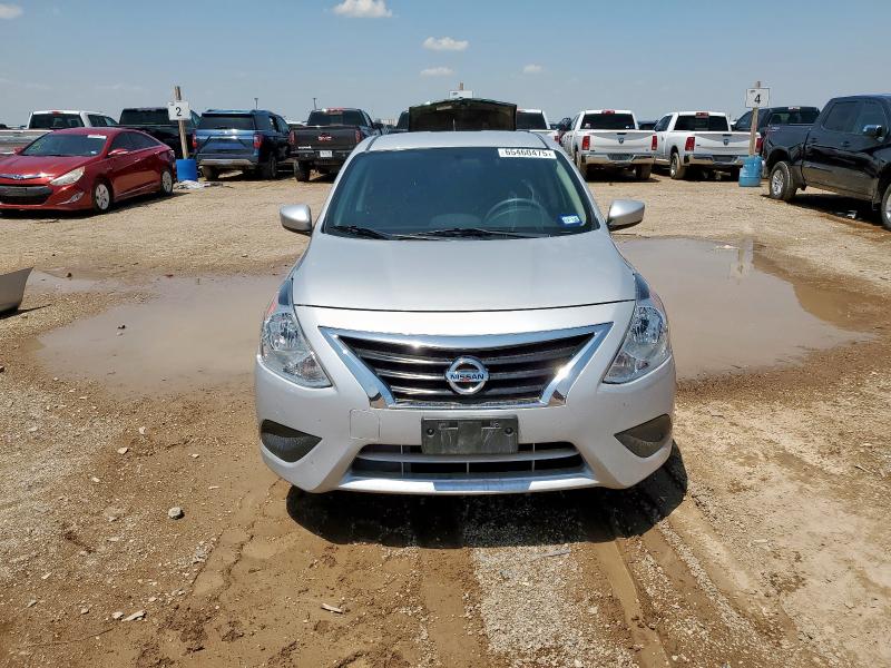  NISSAN VERSA 2018 Srebrny