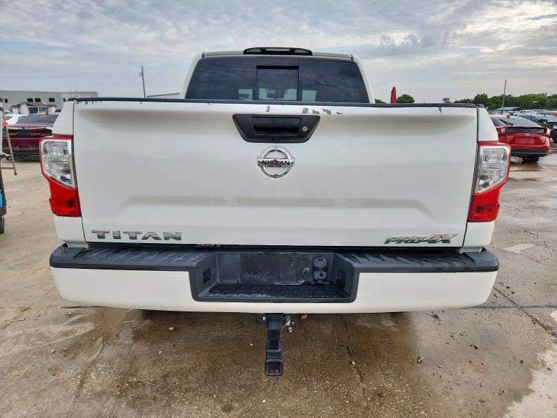  NISSAN TITAN 2017 Белы