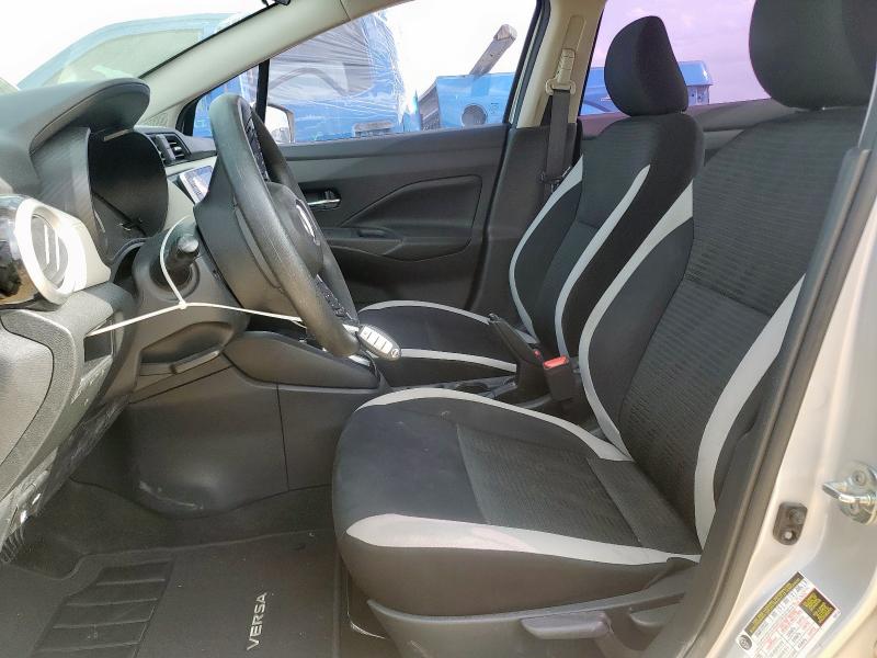  NISSAN VERSA 2020 Srebrny