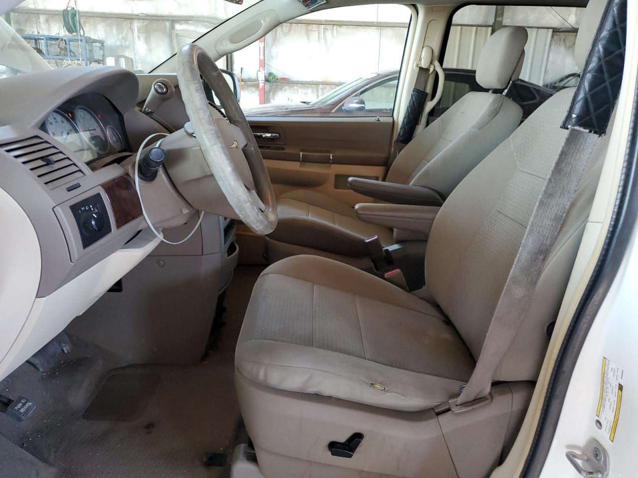 2010 Chrysler Town & Country Lx VIN: 2A4RR4DE1AR285948 Lot: 64640965