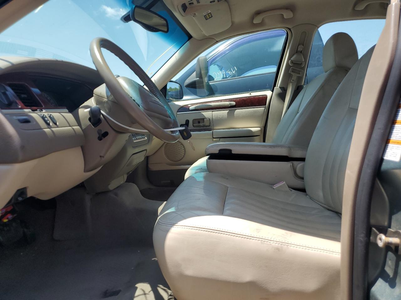 2004 Lincoln Town Car Executive VIN: 1LNHM81W34Y657399 Lot: 84869625