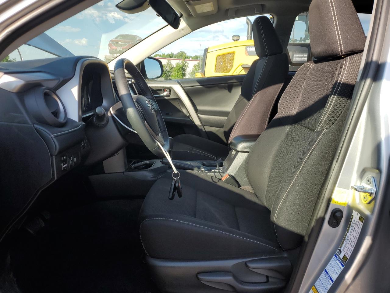 2017 Toyota Rav4 Xle VIN: 2T3RFREV3HW670485 Lot: 63662635