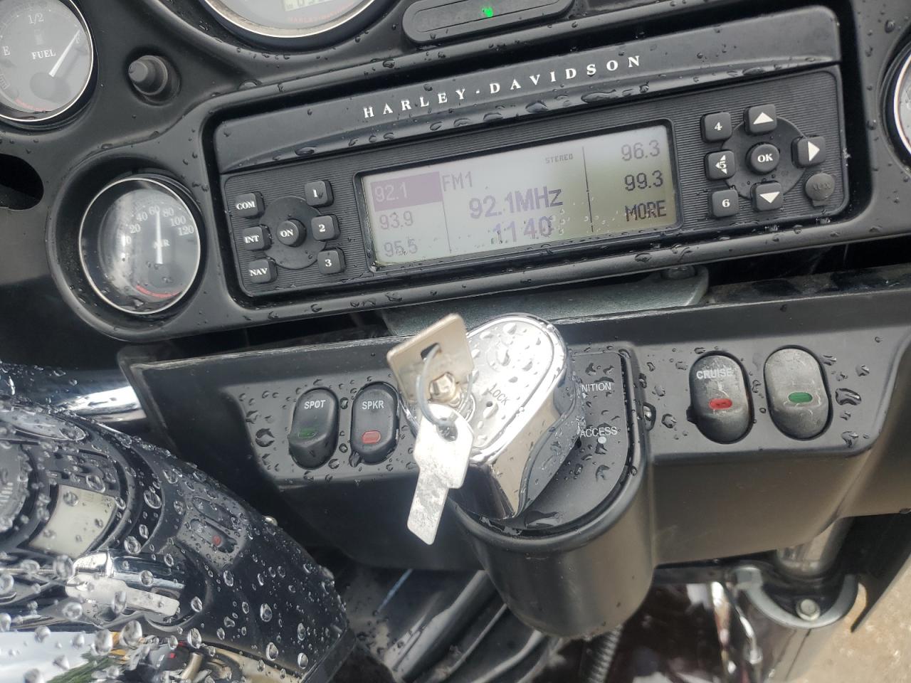 2011 Harley-Davidson Flhtcu VIN: 1HD1FC411BB650565 Lot: 64392055