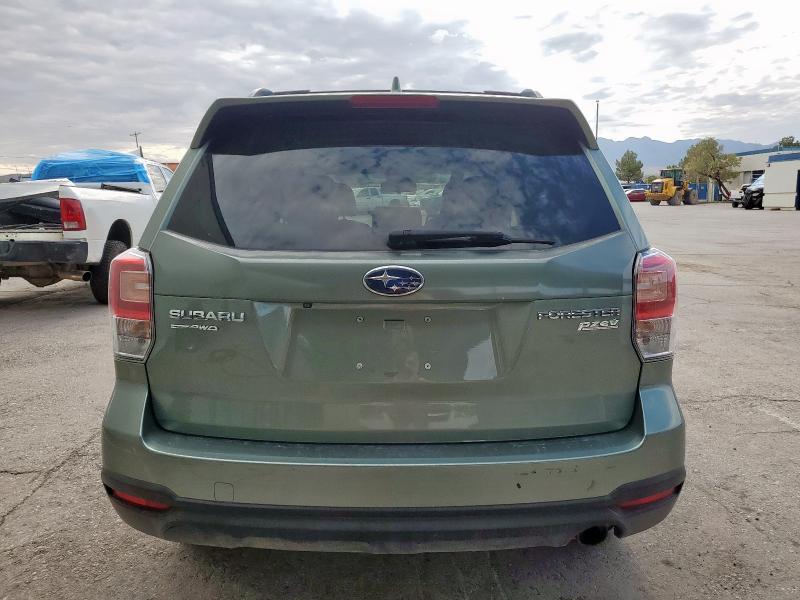  SUBARU FORESTER 2017 Green