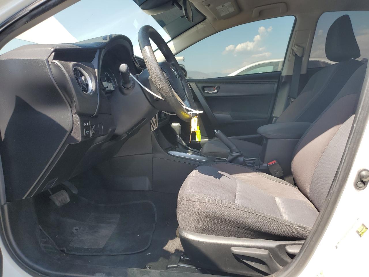 2018 Toyota Corolla L VIN: 5YFBURHE7JP825090 Lot: 65753235
