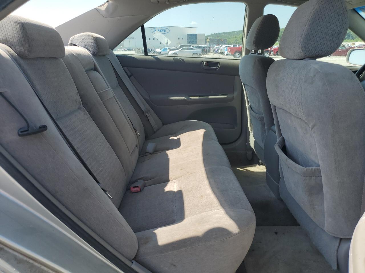 2004 Toyota Camry Le VIN: JTDBE32K140268877 Lot: 61233585