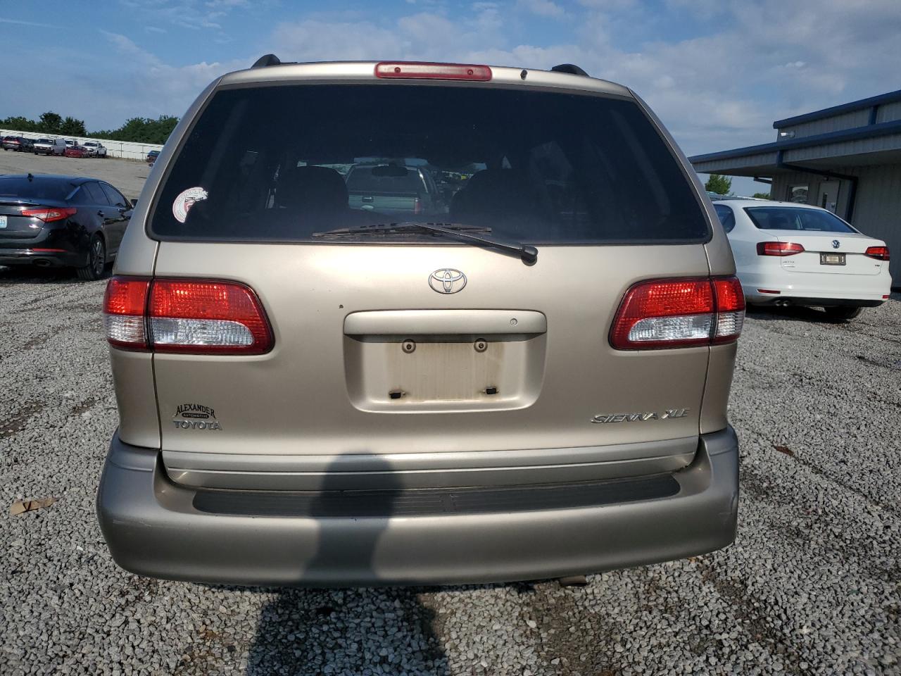 2002 Toyota Sienna Le VIN: 4T3ZF13C32U464027 Lot: 65051145