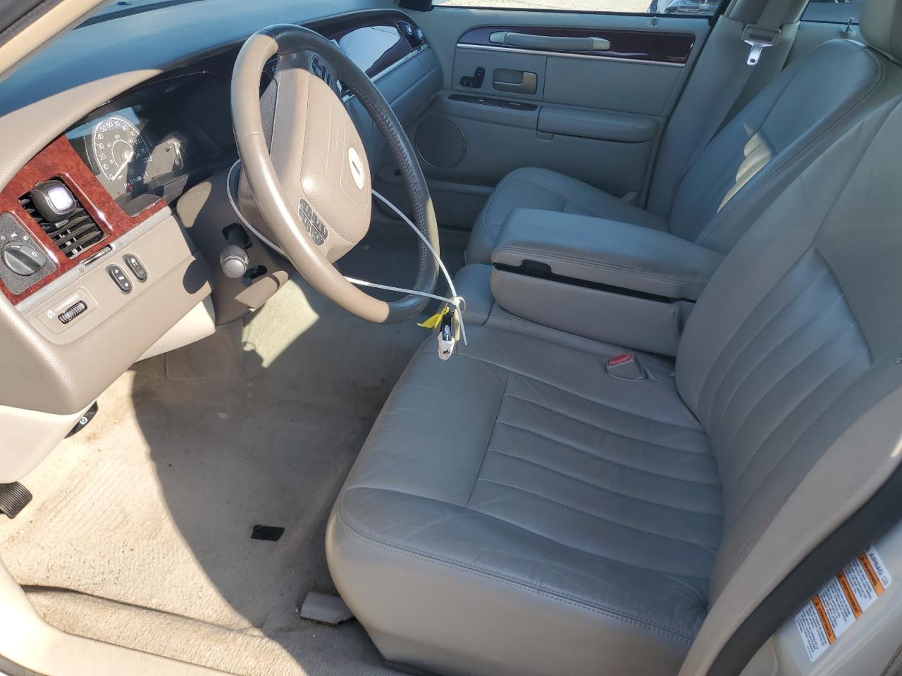 2004 Lincoln Town Car Executive VIN: 1LNHM81W94Y680797 Lot: 64132755