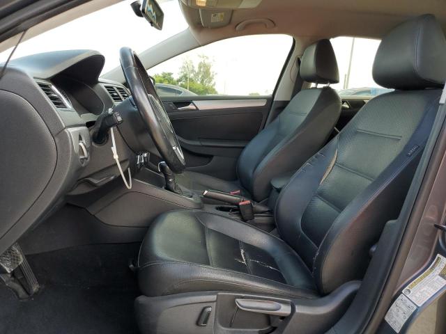 Sedans VOLKSWAGEN JETTA 2013 Szary