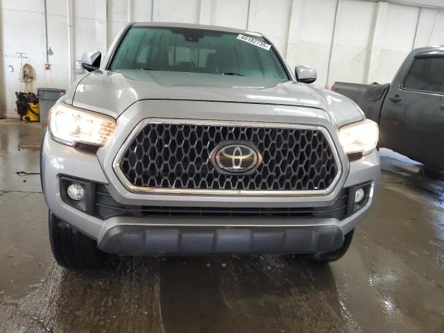  TOYOTA TACOMA 2018 Srebrny