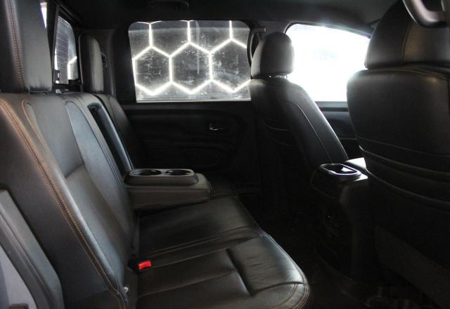  NISSAN TITAN 2018 Szary
