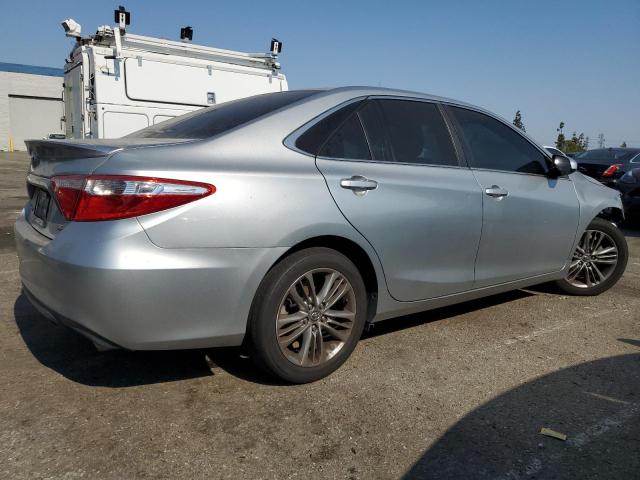 Sedans TOYOTA CAMRY 2015 Srebrny