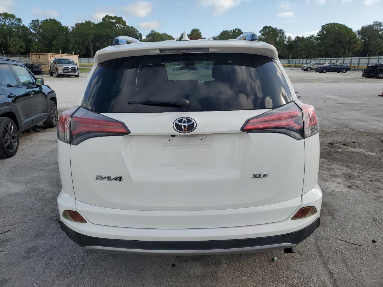 2017 Toyota Rav4 Xle VIN: JTMWFREV6HD096318 Lot: 64978225