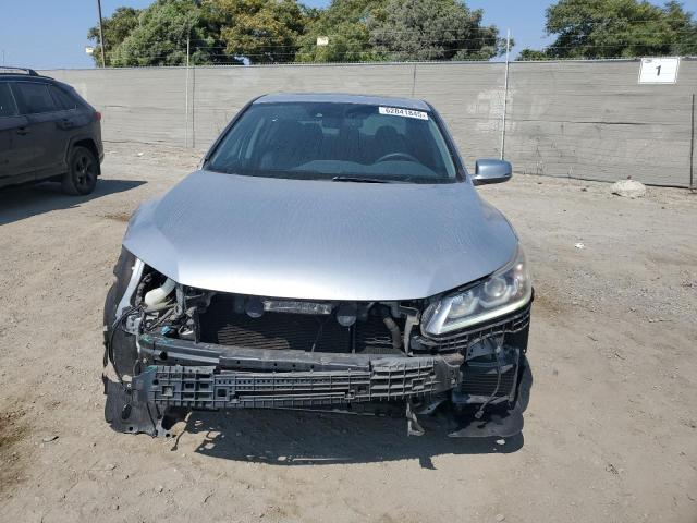 Sedans HONDA ACCORD 2017 Srebrny