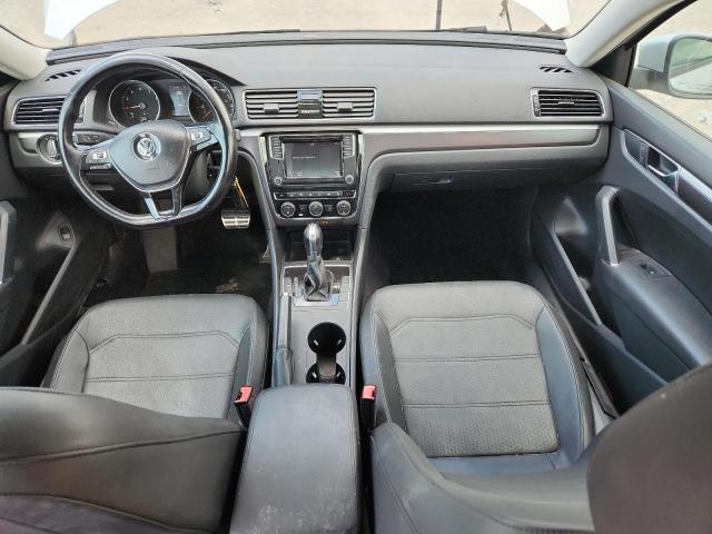  VOLKSWAGEN PASSAT 2018 Серебристый