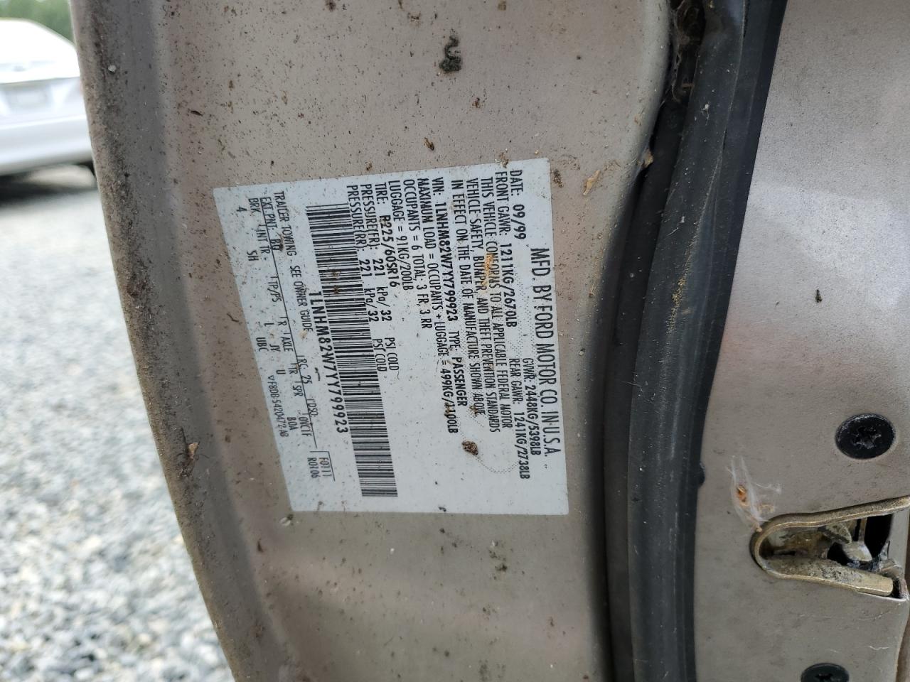 2000 Lincoln Town Car Signature VIN: 1LNHM82W7YY799923 Lot: 65882375