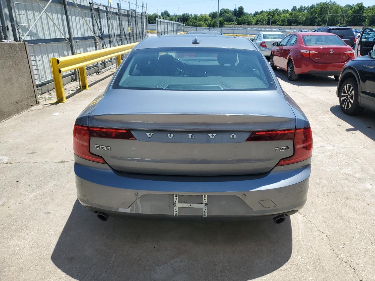 2018 Volvo S90 T5 Momentum VIN: LVY982MK7JP039256 Lot: 63464005