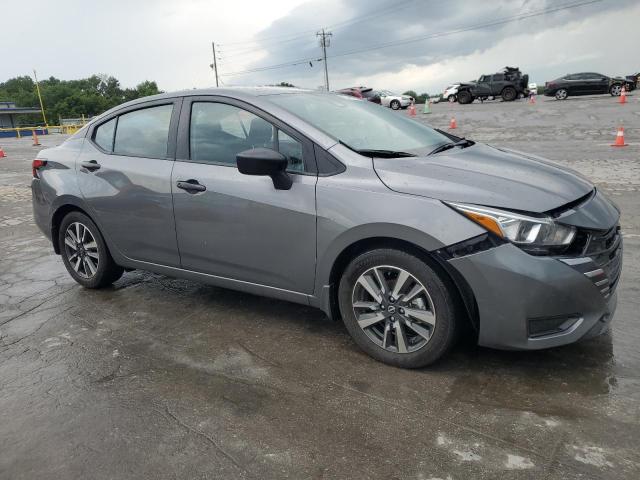  NISSAN VERSA 2024 Szary