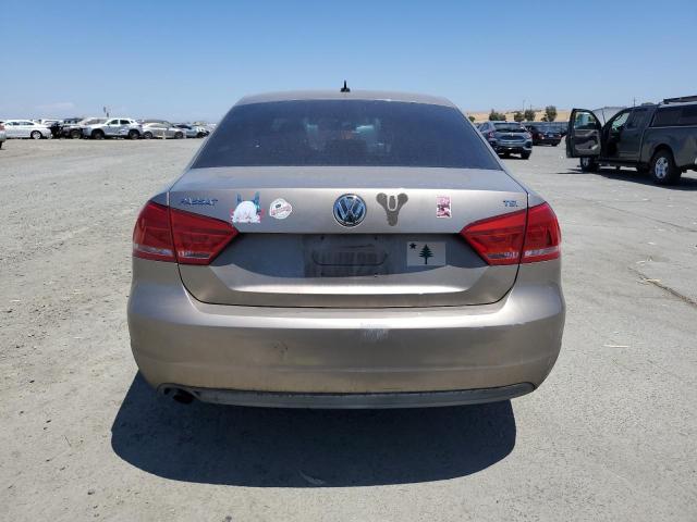  VOLKSWAGEN PASSAT 2015 Золотой