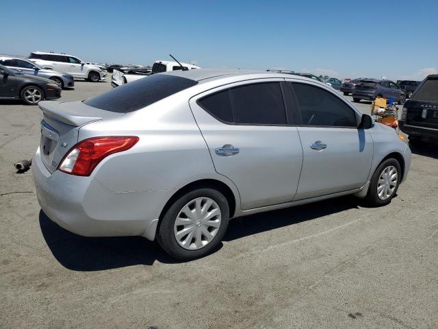 Седани NISSAN VERSA 2013 Сріблястий