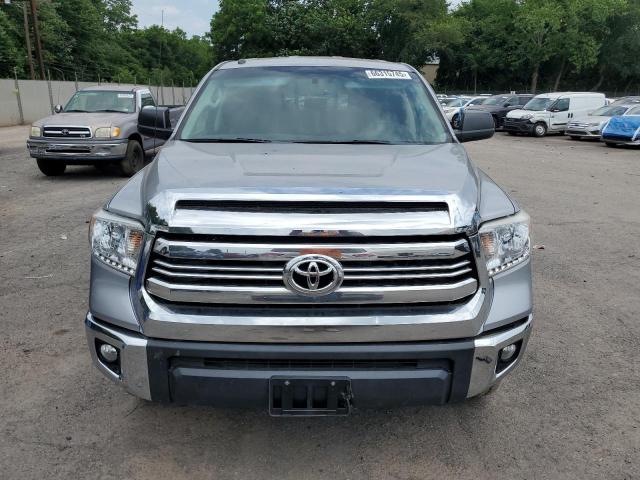 Pickups TOYOTA TUNDRA 2016 Srebrny