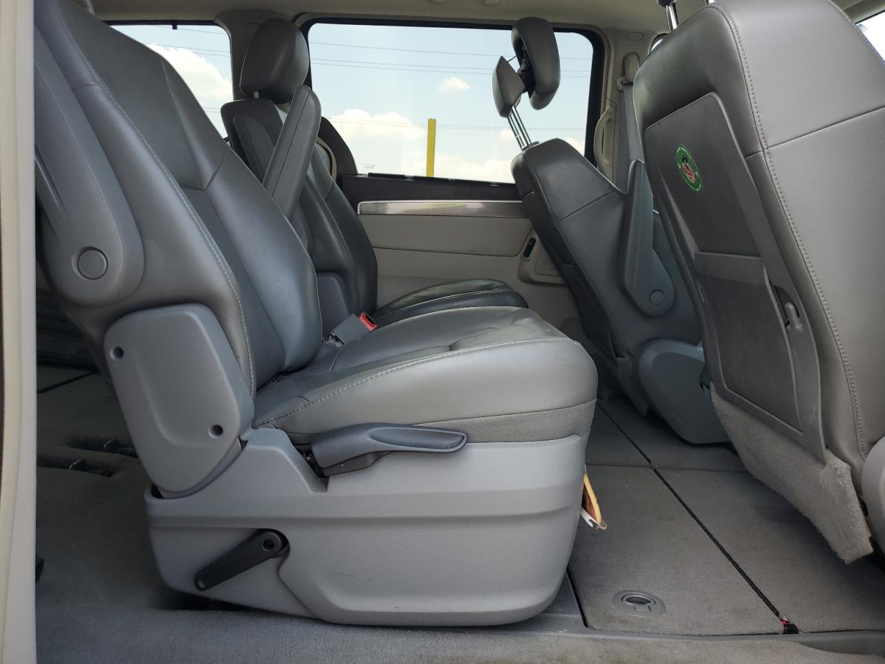 2010 Volkswagen Routan Se VIN: 2V4RW3D18AR295615 Lot: 63688075