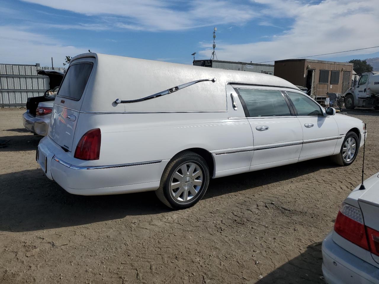 2005 Lincoln Town Car Executive white null gas 1LJFM88W15Y649849 photo #4