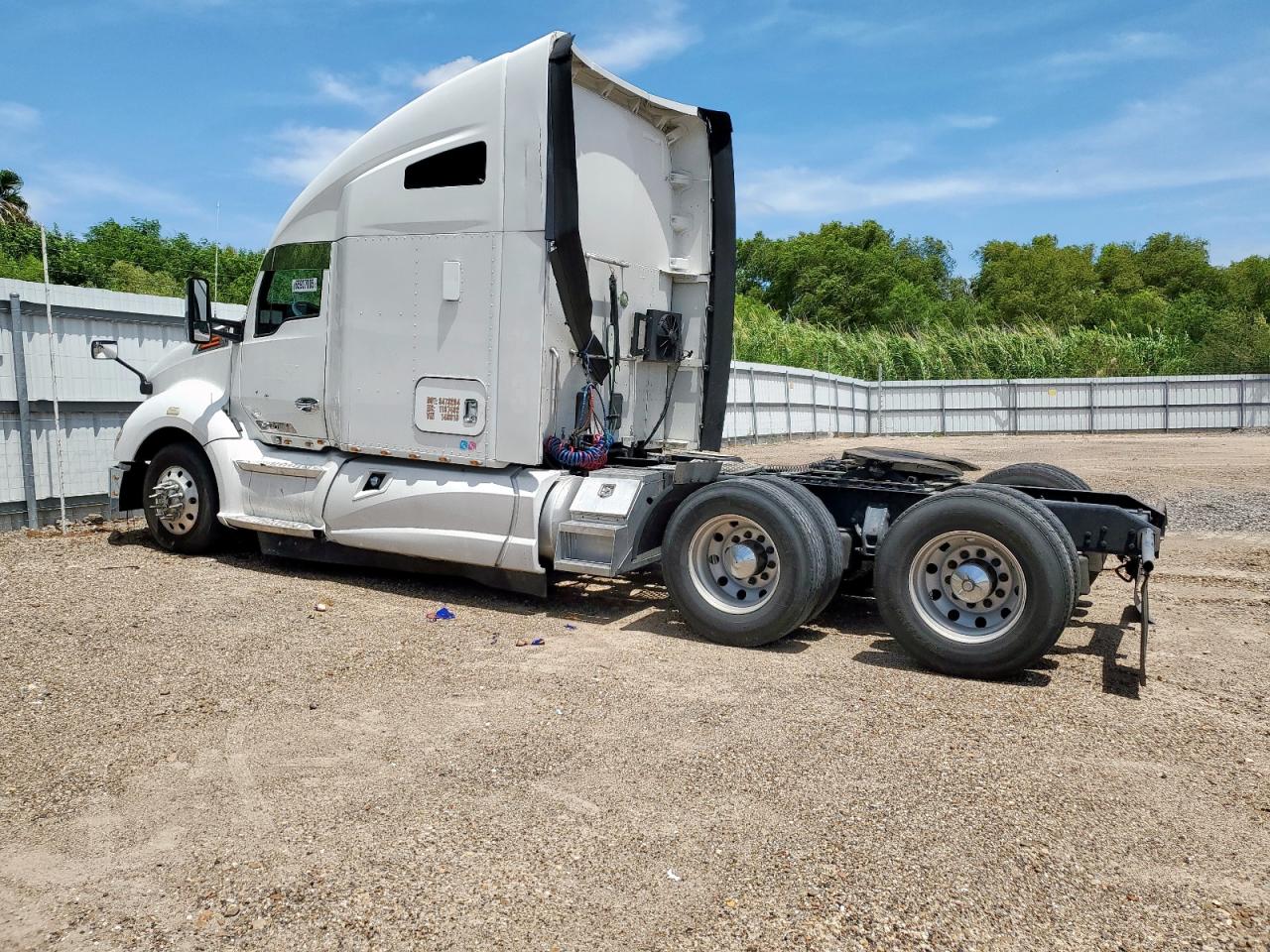 2017 Kenworth T680 Semi Truck null null null 1XKYDP9X8HJ146818 photo #4