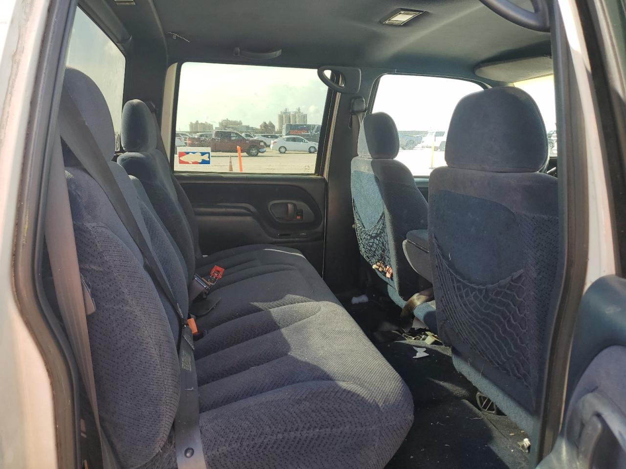 2000 Chevrolet Gmt-400 C3500 VIN: 1GCHC33J6YF481641 Lot: 63652095