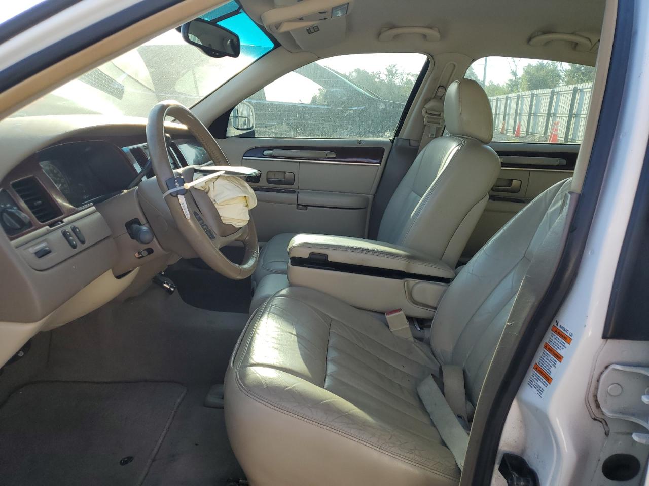 2003 Lincoln Town Car Executive VIN: 1LNHM81W03Y606246 Lot: 64653895