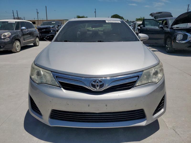 Sedans TOYOTA CAMRY 2014 Srebrny