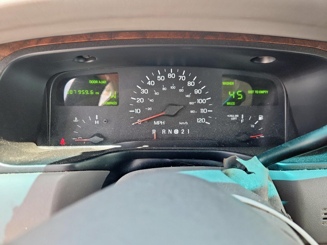 1998 Lincoln Town Car Signature VIN: 1LNFM82W8WY698345 Lot: 61454625