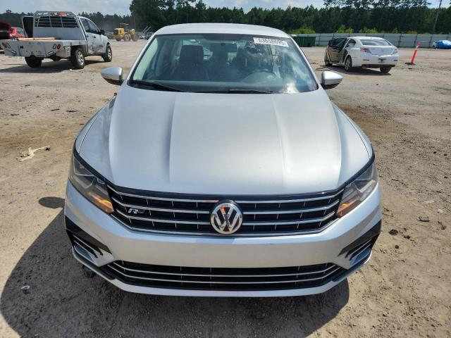  VOLKSWAGEN PASSAT 2018 Серебристый