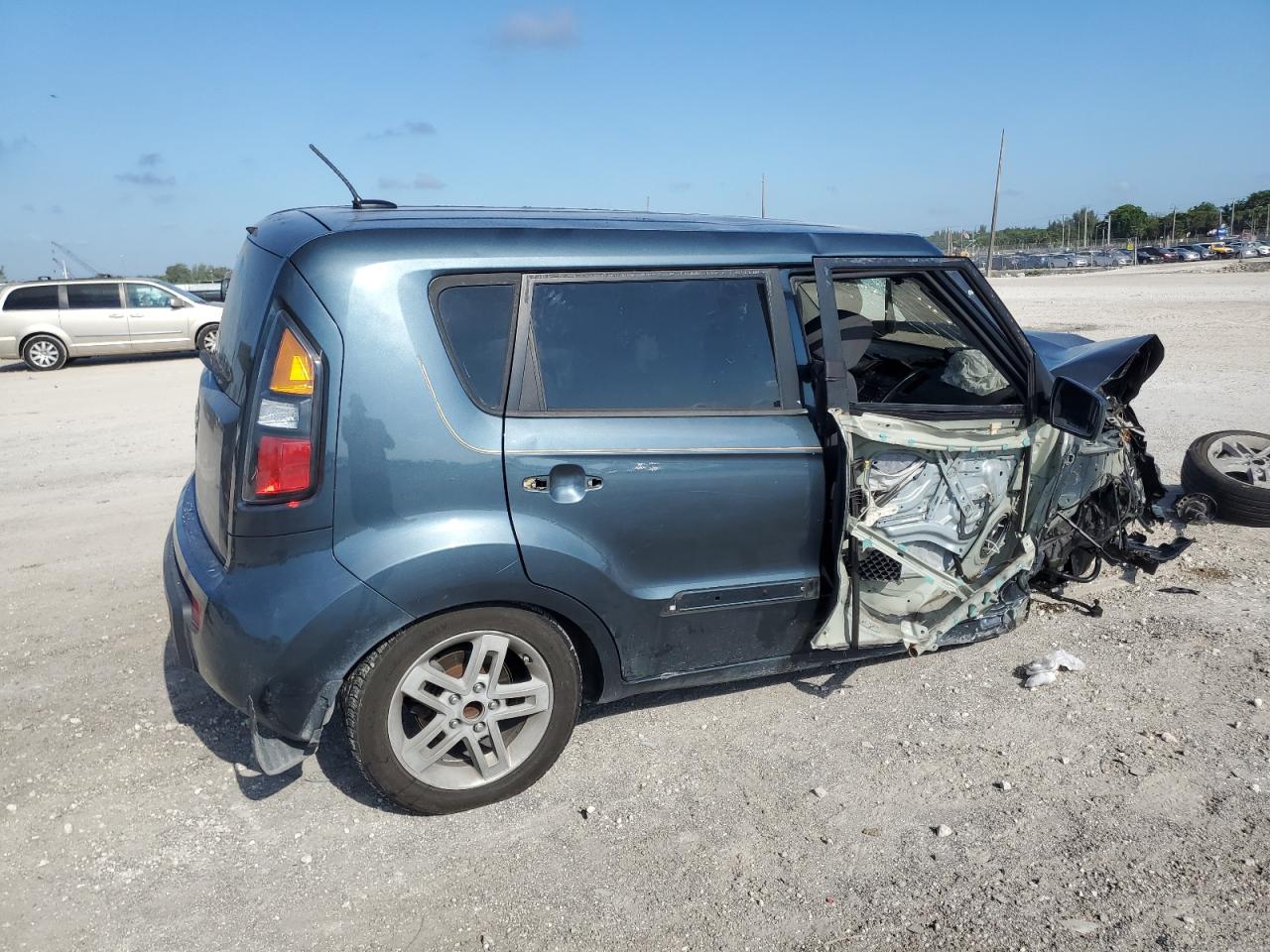 2011 Kia Soul + VIN: KNDJT2A22B7217843 Lot: 66763785