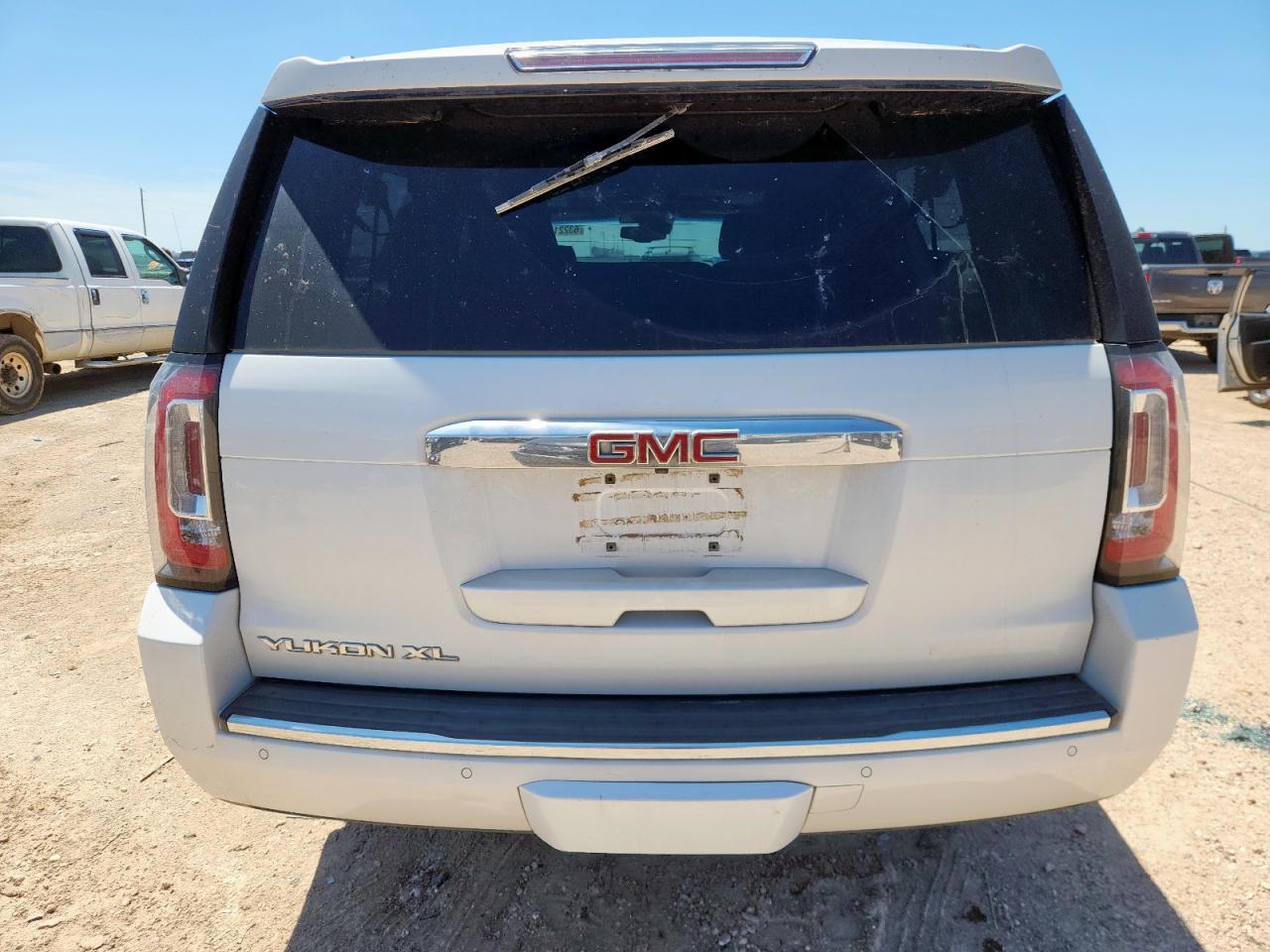 2016 GMC Yukon Xl Denali VIN: 1GKS1HKJ5GR267798 Lot: 63221515
