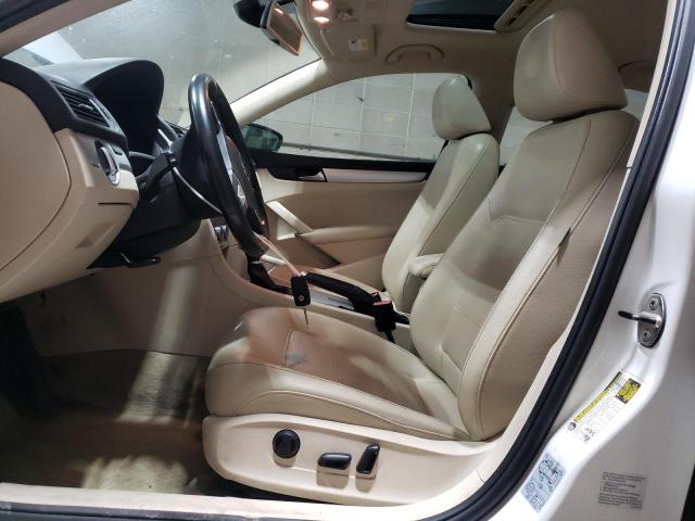 Sedans VOLKSWAGEN PASSAT 2012 White