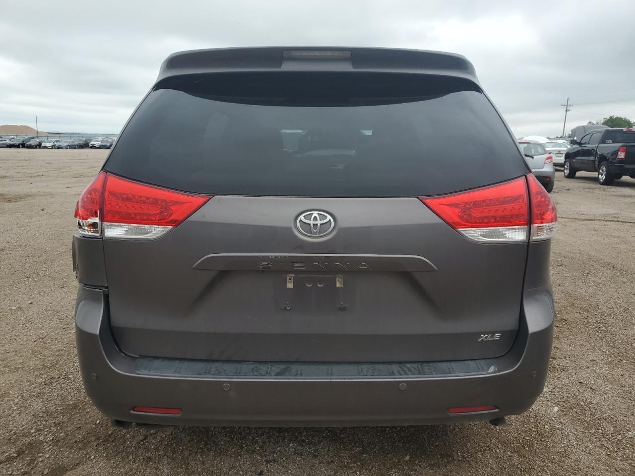 2013 Toyota Sienna Xle VIN: 5TDYK3DC5DS401470 Lot: 64497035