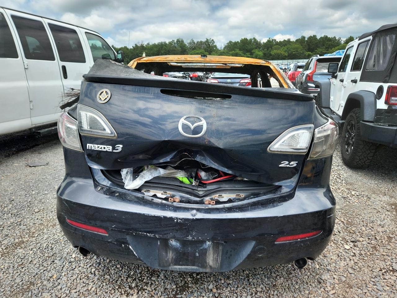 2011 Mazda 3 S VIN: JM1BL1U69B1411365 Lot: 64189225