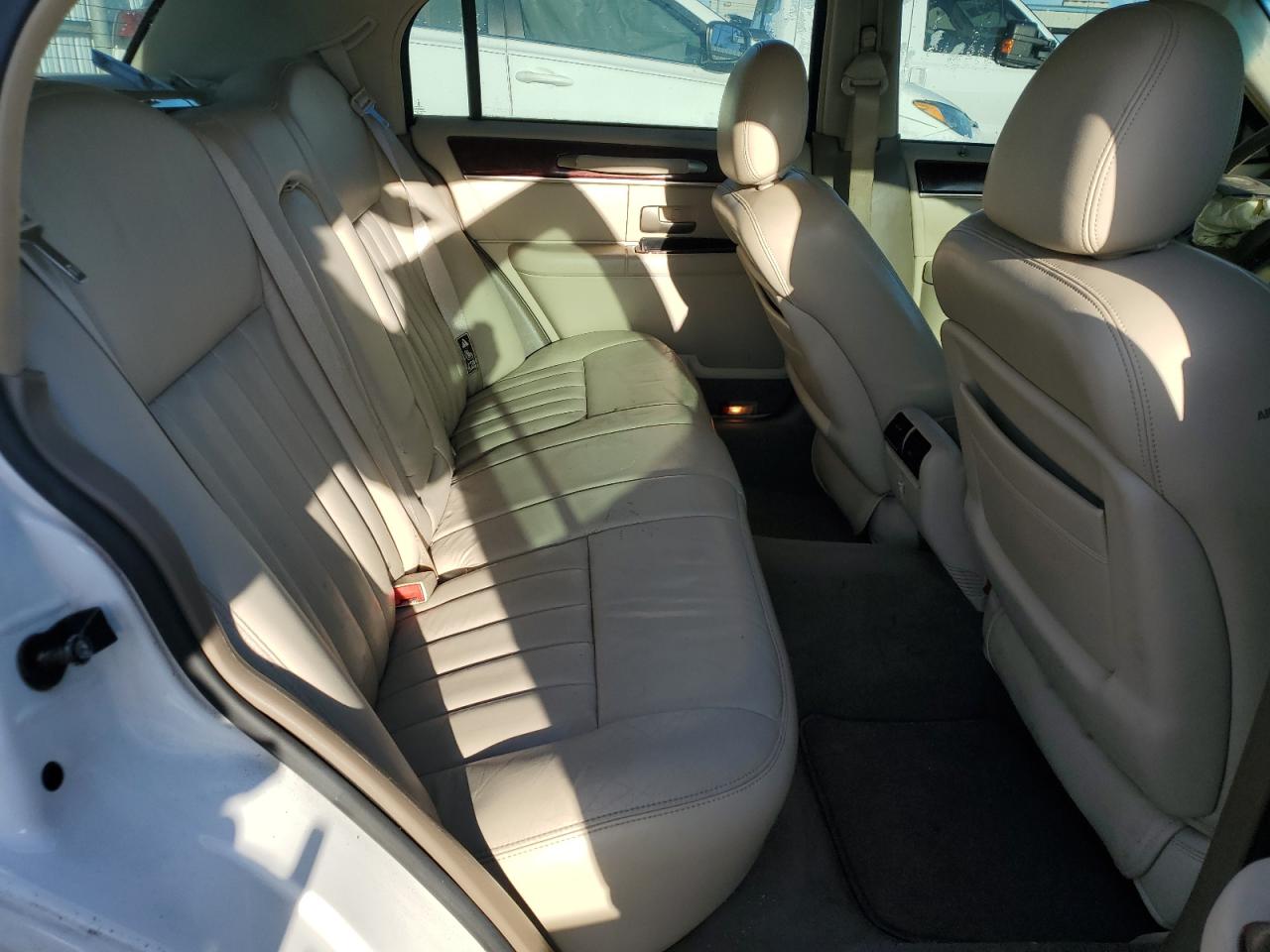 2003 Lincoln Town Car Executive VIN: 1LNHM81W03Y606246 Lot: 64653895