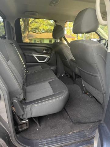  NISSAN TITAN 2017 Szary