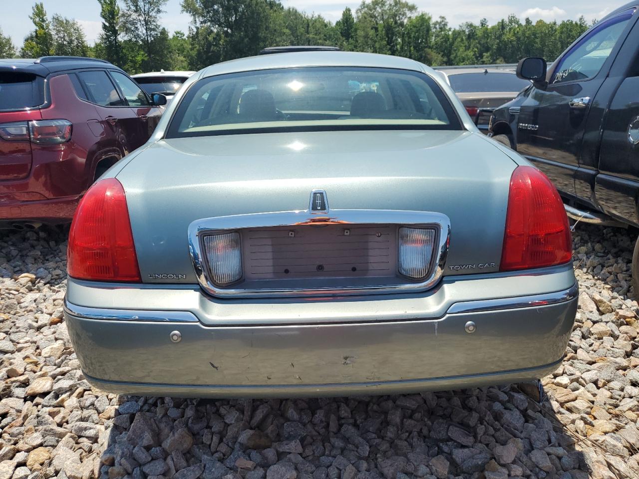 2004 Lincoln Town Car Executive VIN: 1LNHM81W34Y657399 Lot: 84869625