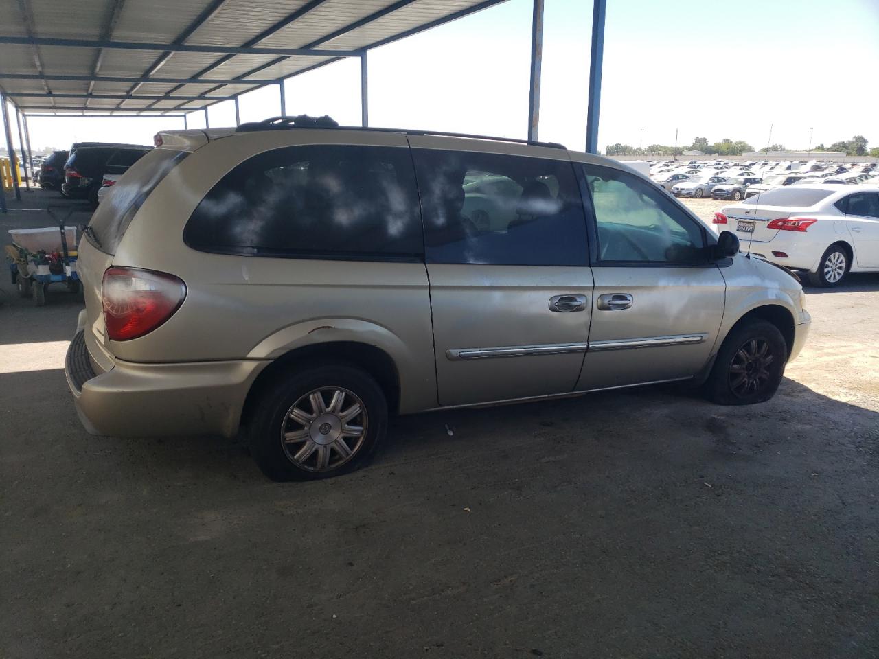 2005 Chrysler Town & Country Touring cream null gas 2C4GP54L85R351697 photo #4